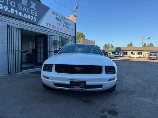 2005 Ford Mustang Deluxe