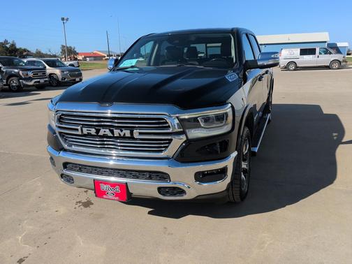 Diamond Black Crystal Pearlcoat 2022 RAM 1500 Laramie