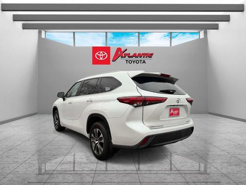 Wind Chill Pearl 2022 Toyota Highlander XLE