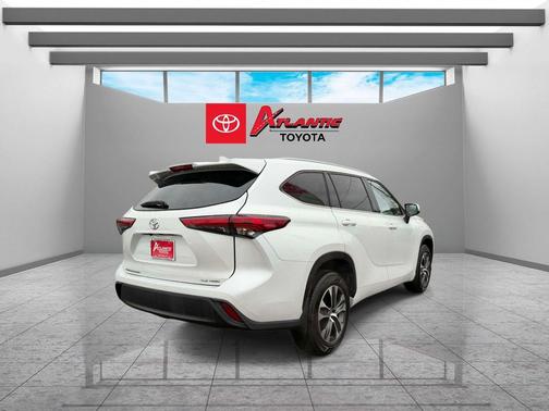 Wind Chill Pearl 2022 Toyota Highlander XLE