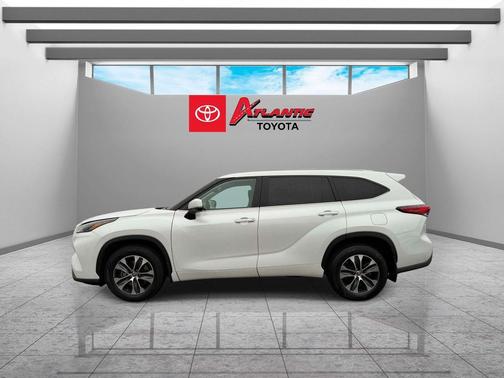 Wind Chill Pearl 2022 Toyota Highlander XLE