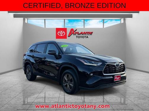 Midnight Black Metallic 2023 Toyota Highlander Hybrid XLE