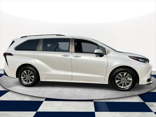 2023 Toyota Sienna XLE 7 Passenger
