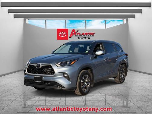 Moon Dust 2023 Toyota Highlander XLE