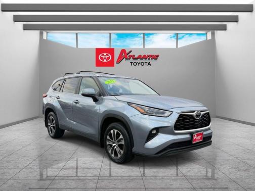 Moon Dust 2023 Toyota Highlander XLE