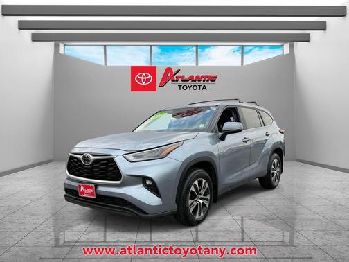 Moon Dust 2023 Toyota Highlander XLE