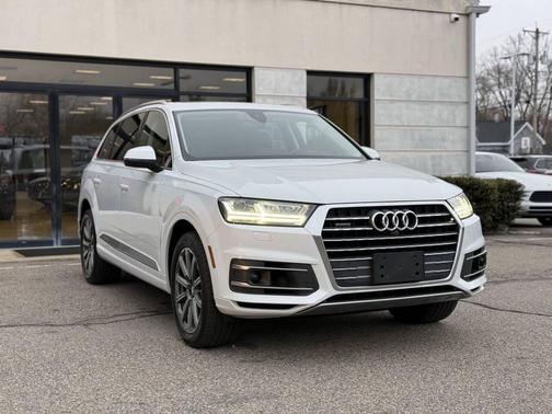 Off White 2018 Audi Q7 3.0T Prestige