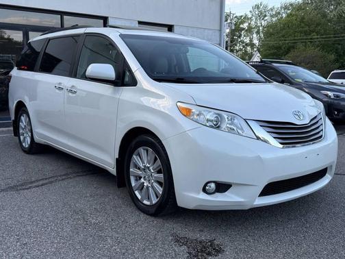 Blizzard Pearl 2017 Toyota Sienna XLE