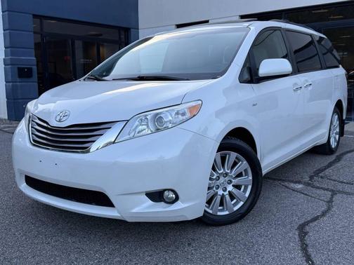 Blizzard Pearl 2017 Toyota Sienna XLE