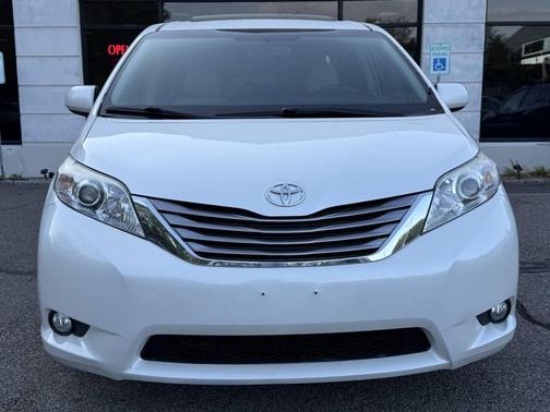 Blizzard Pearl 2017 Toyota Sienna XLE