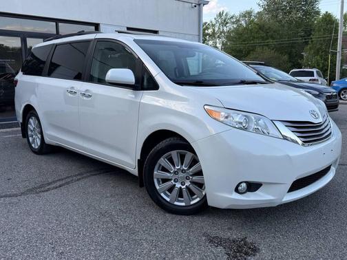 Blizzard Pearl 2017 Toyota Sienna XLE