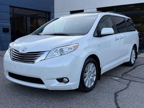 Blizzard Pearl 2017 Toyota Sienna XLE