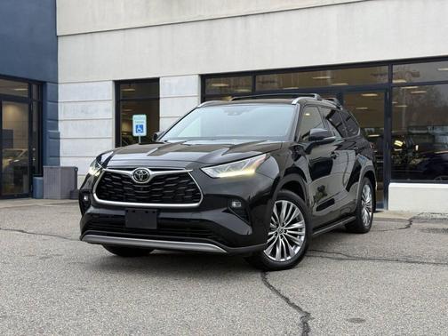 Midnight Black Metallic 2022 Toyota Highlander Platinum
