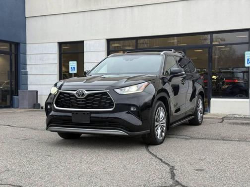Midnight Black Metallic 2022 Toyota Highlander Platinum