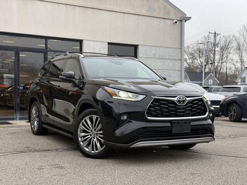 Midnight Black Metallic 2022 Toyota Highlander Platinum
