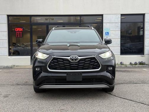 Midnight Black Metallic 2022 Toyota Highlander Platinum