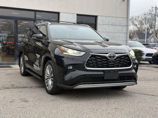 Midnight Black Metallic 2022 Toyota Highlander Platinum