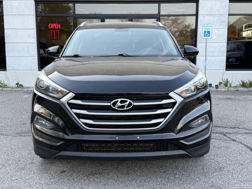 Black Noir Pearl 2017 Hyundai TUCSON SE Plus