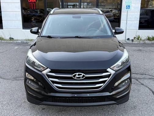 Black Noir Pearl 2017 Hyundai TUCSON SE Plus