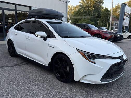 White 2021 Toyota Corolla Hybrid SE