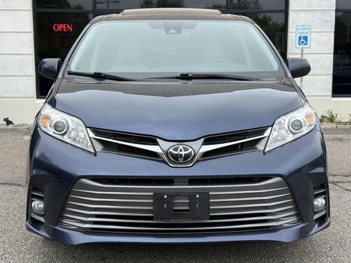 Parisian Night Pearl 2020 Toyota Sienna XLE