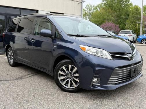 Parisian Night Pearl 2020 Toyota Sienna XLE