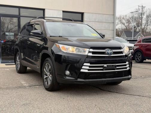 Midnight Black Metallic 2019 Toyota Highlander Hybrid XLE