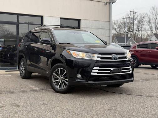 Midnight Black Metallic 2019 Toyota Highlander Hybrid XLE