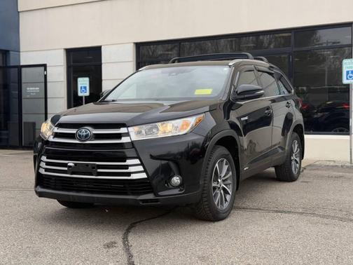 Midnight Black Metallic 2019 Toyota Highlander Hybrid XLE