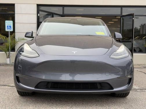 2022 Tesla Model Y Long Range Dual Motor All-Wheel Drive