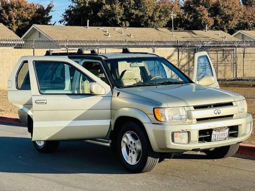 2001 INFINITI QX4 Luxury