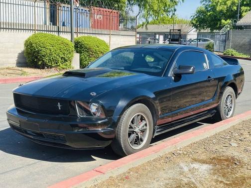 Black Clearcoat 2005 Ford Mustang Deluxe