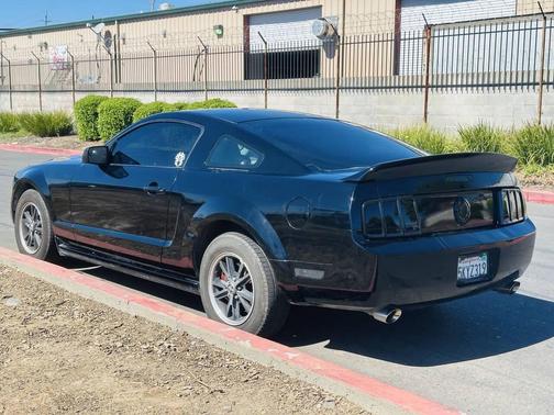 Black Clearcoat 2005 Ford Mustang Deluxe