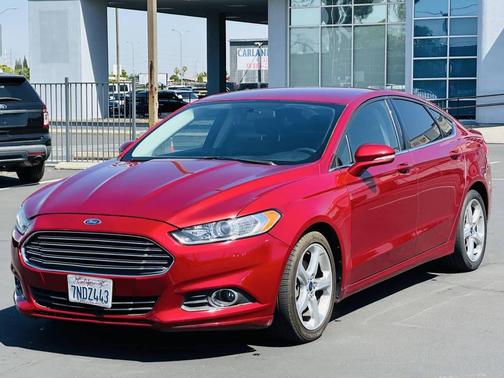 Red 2016 Ford Fusion SE