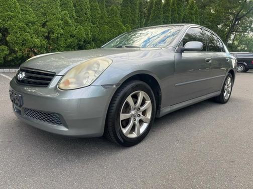 Gray 2005 INFINITI G35x Base