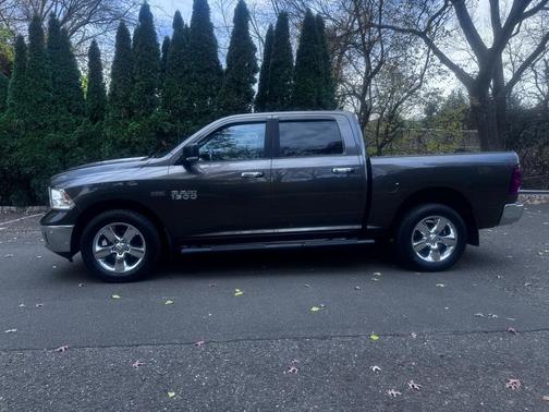 2014 RAM 1500 4WD Crew Cab 140.5'' Big Horn