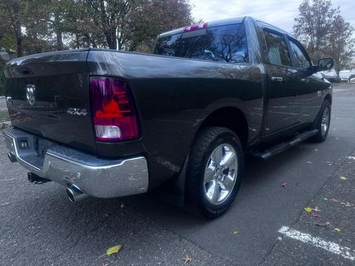 2014 RAM 1500 4WD Crew Cab 140.5'' Big Horn