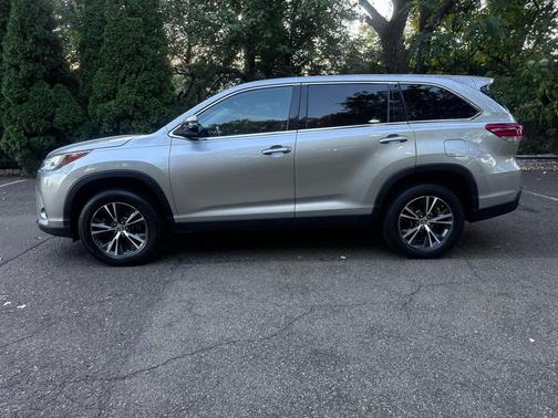 2019 Toyota Highlander LE I4