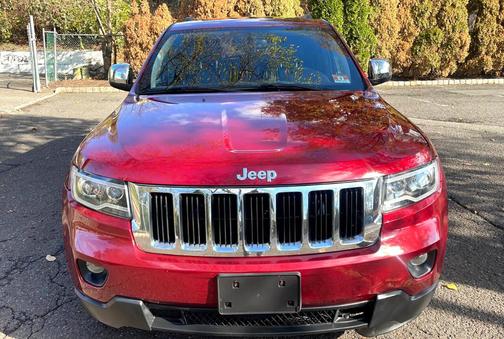 Photo 2 of 32 of 2013 Jeep Grand Cherokee Laredo