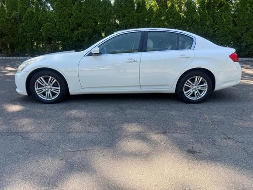 White 2010 INFINITI G37x Base