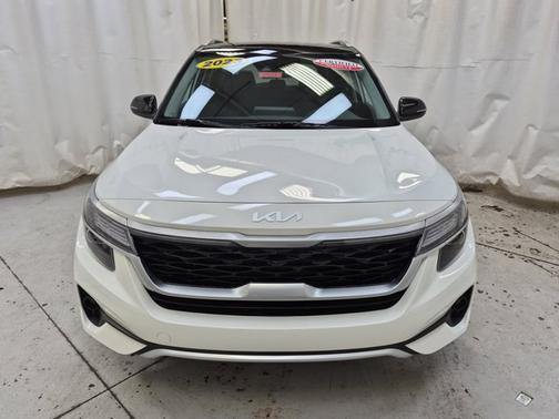 Clear White/Black Roof 2023 Kia Seltos S