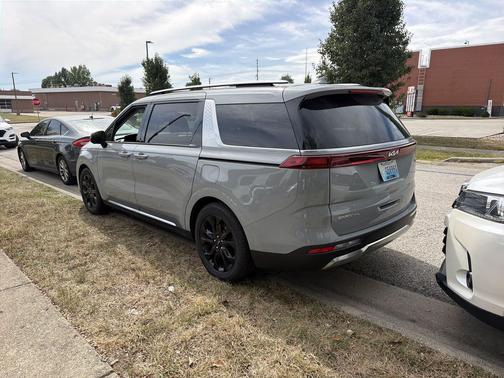 Ceramic Silver 2024 Kia Carnival SX