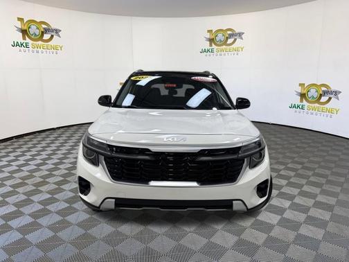 Clear White/Black Roof 2025 Kia Seltos S