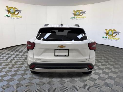 Summit White 2025 Chevrolet Trax LT