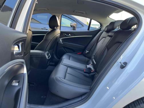 Uyuni White 2026 Genesis G70 2.5T RWD