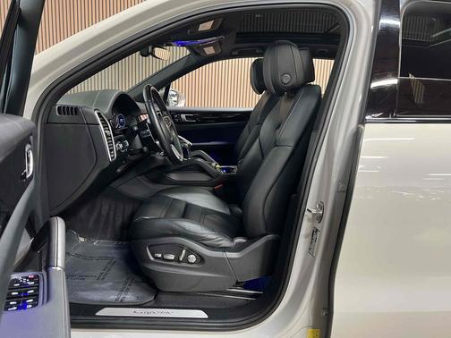 Chalk 2020 Porsche Cayenne Cayenne E-Hybrid