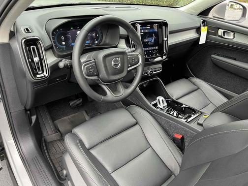 2025 Volvo XC40 B5 Plus Bright Theme