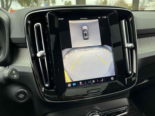 2025 Volvo XC40 B5 Plus Bright Theme