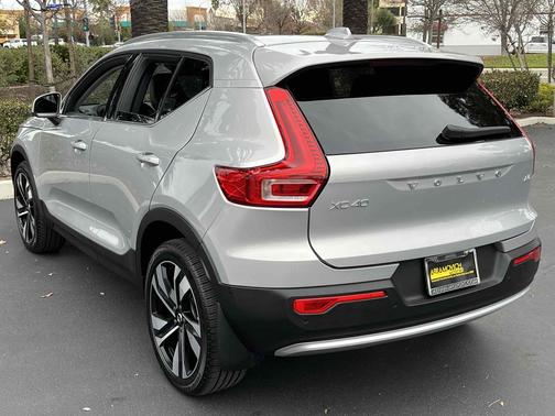 2025 Volvo XC40 B5 Plus Bright Theme