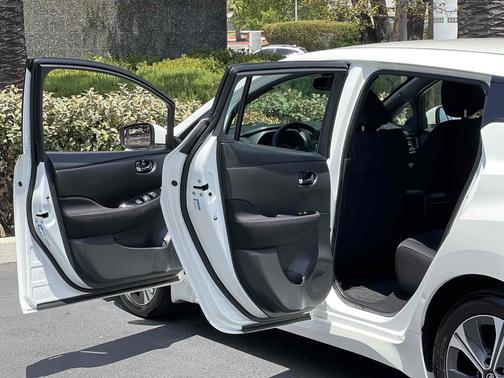 Pearl White Tricoat 2019 Nissan Leaf SV PLUS
